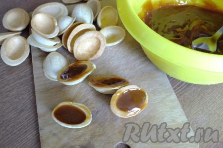 Каждую половинку орешка заполните варёной сгущёнкой.