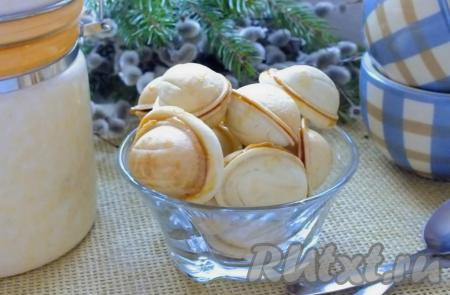 Выложите печенье "Орешки" с варёной сгущёнкой в вазочку. Дайте настояться в течение 1 часа и можно подавать к любимым напиткам.&nbsp; Приятно похрустывающие, очень вкусные, со сладкой серединкой "орешки" можно подать к молоку или чаю. Если у вас есть электрическая орешница, обязательно приготовьте орешки со сгущёнкой по этому рецепту для себя и своих близких!