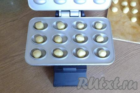 В разогретую орешницу выложите шарики из теста. Закройте плотно крышку. Выпекайте 5-7 минут.&nbsp;