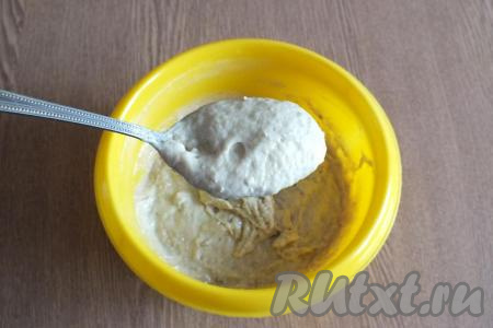 Перемешайте содержимое миски. Тесто станет слегка жидковатым, но будет по-прежнему хорошо держаться на ложке.