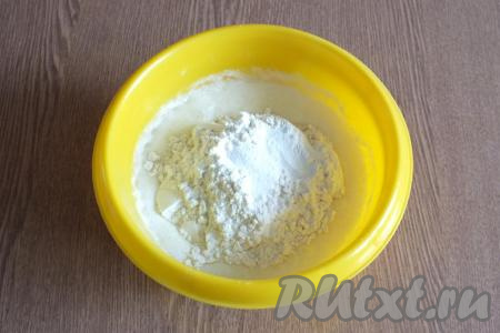 В получившуюся смесь всыпьте муку и разрыхлитель для теста.