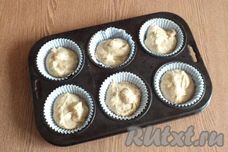 В форму для кексов, по желанию, вложите бумажные вкладыши. В них выложите по столовой ложке с горкой теста (формочки для кексов должны быть заполнены тестом на половину объёма). Поставьте выпекаться кексы с халвой в разогретую до 180 градусов духовку на 20 минут. Учитывайте особенности своей духовки!