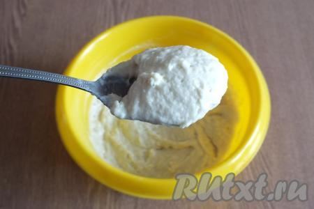 Вмешайте муку с помощью ложки. Тесто получится густым, липким и оно будет хорошо держаться на ложке.
