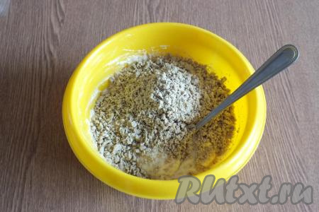 Халву натрите на крупной тёрке и добавьте к тесту.