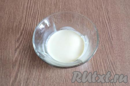 Растопите сливочное масло и охладите.