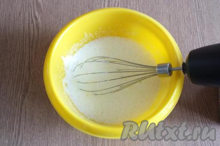 Добавьте кефир, остывшее сливочное масло и ещё раз взбейте миксером.