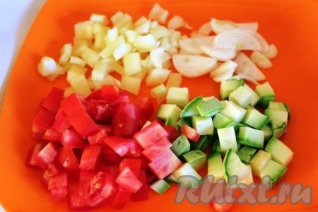 Овощи нарежьте - помидоры, перец и кабачки кубиками, лук тонкими дольками. Мне кожура помидоров не мешает, но можно её и снять.
