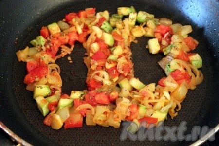 Сформируйте углубления или круглые/овальные участки на сковороде, сдвигая овощи и вбейте в них яйца.