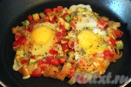 На среднем огне приготовьте яйца до готовности - можно дать белку схватиться (под крышкой или без), а желтку остаться непрожаренным или всё прожарить полностью.