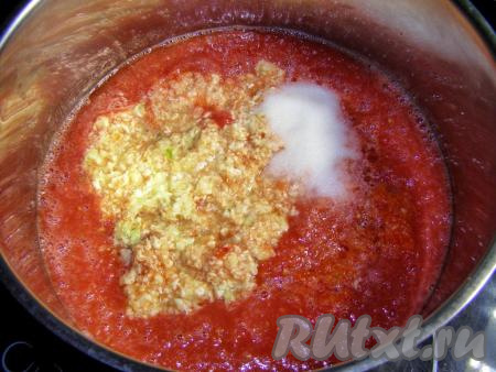 Переливаем измельчённые помидоры в кастрюлю с толстым дном, добавляем измельчённые через мясорубку хрен, чеснок и острый перец, кладём соль и перемешиваем.