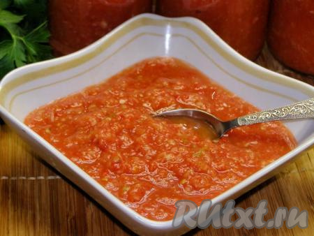 Острый, ароматный соус "Хреновина", приготовленный с помидорами, чесноком и острым перцем, станет отличным дополнением к запечённому мясу, пельменям, макаронам и другим блюдам.