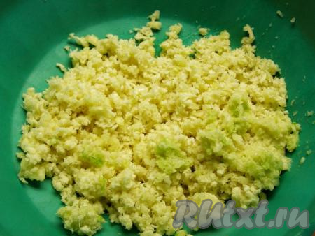 Перекручиваем через мясорубку корень хрена, зубчики чеснока и острый перец.