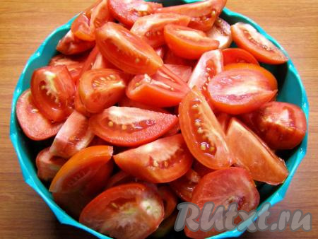 Если вы хотите, чтобы соус получился более густым, лучше всего взять плотные, мясистые помидоры, например, сорта "сливка". Тщательно моем их, даём немного обсохнуть и разрезаем каждый помидор на 2-4 части (чтобы помидорчики поместились в горлышко мясорубки), плодоножку вырезаем.