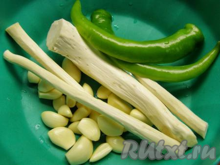 Корень хрена моем, острым ножом снимаем с него кожицу. Чеснок очищаем от шелухи, из острого перца удаляем семена.