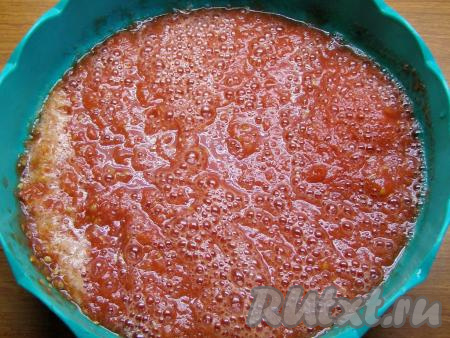 Затем прокручиваем через мясорубку помидоры.