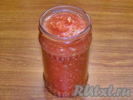 Горячий соус разливаем по заранее простерилизованным банкам и сразу закручиваем прокипячёнными крышками. Ставим соус вверх дном и оставляем остывать при комнатной температуре, а затем убираем на хранение. Баночки можно хранить при комнатной температуре в тёмном месте. Часть сваренного соуса можно не закрывать в банки, а сразу после остывания подать к столу.