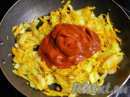 Добавляем в сковороду с овощами томатную пасту (по желанию, вместо томатной пасты можно использовать 0,5 килограмма свежих помидоров, пропущенных через мясорубку) и перемешиваем.