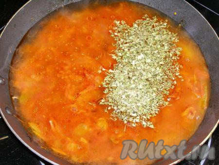 Вливаем к овощам с томатной пастой воду (если вы готовите с помидорами, пропущенными через мясорубку, то достаточно будет добавить 100 мл воды). Добавляем соль, сушёную петрушку и на сильном огне доводим до кипения.