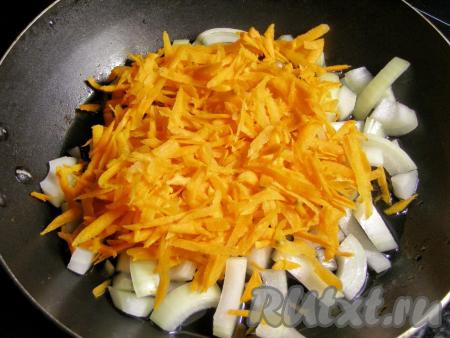 Морковь натираем на крупной тёрке и выкладываем в сковородку с луком, обжаренным до мягкости. Перемешиваем и обжариваем вместе до мягкости морковки (на это потребуется 4-5 минут), не забывая иногда помешивать.