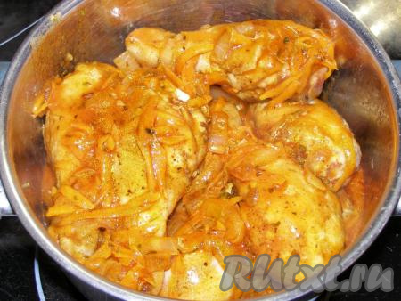 Если у вас достаточно глубокая сковорода, то выкладываем в томатный соус обжаренные куриные ножки (у меня сковорода недостаточно глубокая, поэтому я обжаренные ножки выложила в кастрюлю, залила томатным соусом и в дальнейшем тушила в кастрюле). Ставим сковороду (или кастрюлю) с куриными ножками в томатном соусе на сильный огонь, доводим до кипения, после закипания уменьшаем огонь и тушим на слабом огне под закрытой крышкой, приблизительно, 30 минут.