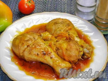 Куриные ножки, тушёные в томатном соусе, подаём к столу горячими, дополнив гарниром (например, отварным картофелем или рисом), который тоже не забываем полить соусом.