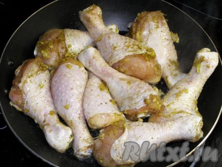 По прошествии времени в сковородку наливаем подсолнечное масло, сильно нагреваем его, выкладываем в сковородку куриные ножки и обжариваем с двух сторон на среднем огне до появления золотистой корочки.