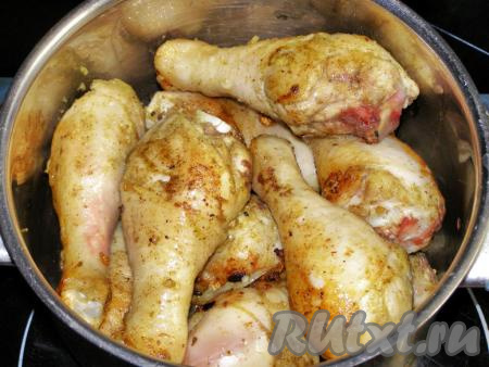 Обжаренные ножки перекладываем в небольшую кастрюлю.