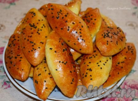 Вкуснейшие духовые пирожки с капустой&nbsp;получаются не такими жирными, как жаренные на сковороде, и соответственно менее калорийными.