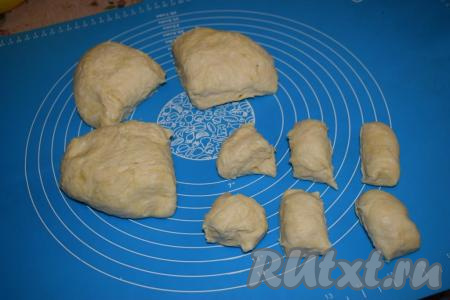 Выкладываем тесто на силиконовый коврик (или на другую, присыпанную мукой поверхность) и делим его сначала на 4 части. Затем каждую четвертинку делим ещё на 6 частей. В итоге у нас должно получиться 24 кусочка теста.
