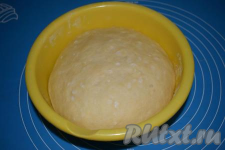 По прошествии часа наше тесто увеличилось в 2 раза, можно приступать к лепке пирожков.