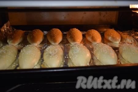 Даём пирожкам подойти в течение 30 минут и отправляем их в разогретую духовку. Выпекаем пирожки с капустой, примерно, 35 минут при температуре 180 градусов.