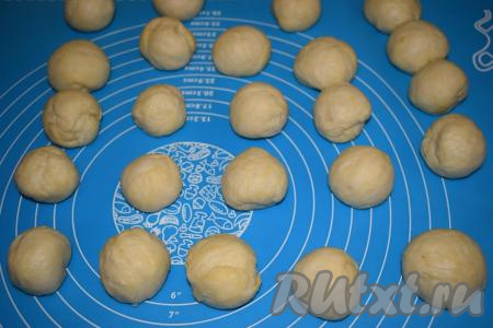 Округляем каждый комочек теста. И раскатываем каждый шарик в лепёшку.