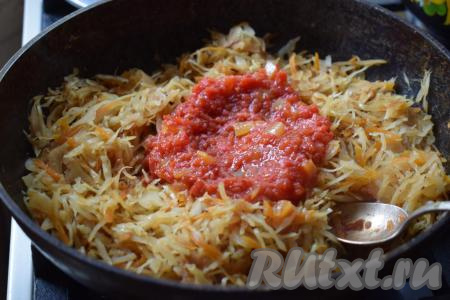 Далее добавляем к капусте специи (я добавила чёрный молотый перец), а также сахар, томат (или томатную пасту) и вливаем воду. Солим, если надо, по вкусу. Перемешиваем и продолжаем тушить минут 8-9 (до готовности капусты) под крышкой.