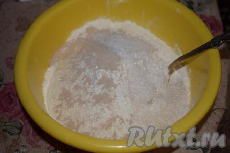 Сначала приготовим тесто для наших пирожков. Для этого муку высыпаем в глубокую миску, добавляем сухие дрожжи, сахар и соль, тщательно перемешиваем.