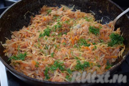 В конце добавляем к капусте пропущенный через пресс чеснок и мелко нарубленную зелень, перемешиваем. Наша начинка&nbsp; для пирожков готова. Выключаем огонь и даём остыть тушёной капусте до тёплого состояния.