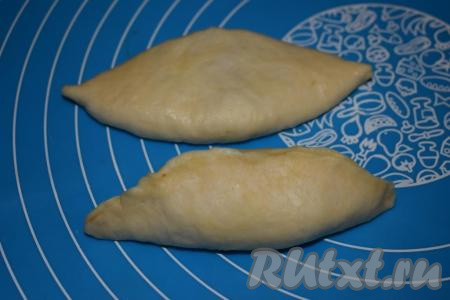 Затем слепляем тесто над начинкой, формируя пирожки. Далее&nbsp;переворачиваем их швом вниз и слегка расплющиваем.