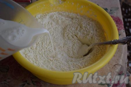 Затем в эту же миску вливаем кислое молоко, которое предварительно подогреваем до температуры 40 градусов (нагревать больше 40 градусов не советую, так как дрожжи могут погибнуть от высокой температуры).