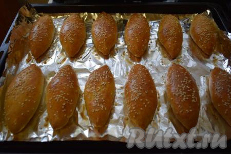 Готовые ароматные, красивые и такие вкусные пирожки достаём из духовки. Снимаем их с противня и даём им отлежаться, примерно, 20-30 минут под полотенчиком.