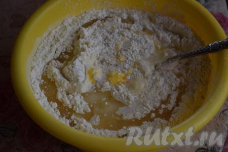 Сюда же добавляем яйцо и растительное масло, начинаем замешивать тесто.&nbsp;Сначала при помощи ложки, как только тесто&nbsp;свернётся в ком, продолжаем замес руками.
