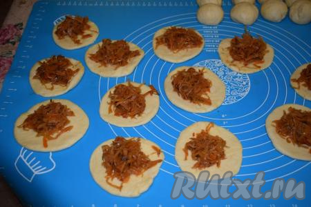 В центр каждой лепёшки кладём по 1 столовой ложке капустной начинки.