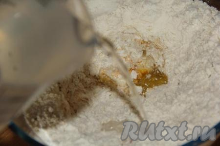 Влить воду комнатной температуры.