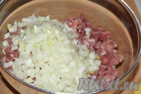 Соединить мясо и лук.