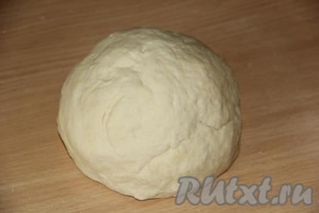 Замесить мягкое и эластичное тесто. Убрать тесто в пакет и оставить на столе на 1 час.