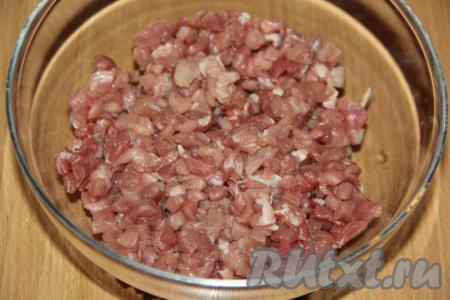 Теперь можно заняться начинкой наших мантов. Мясо нарезать мелкими кубиками.
