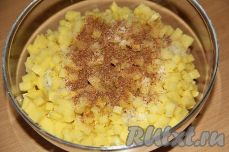 Сюда же всыпать соль и специи. Для того чтобы манты получились более сочными, нужно влить от 30 до 70 мл&nbsp;воды, перемешать.