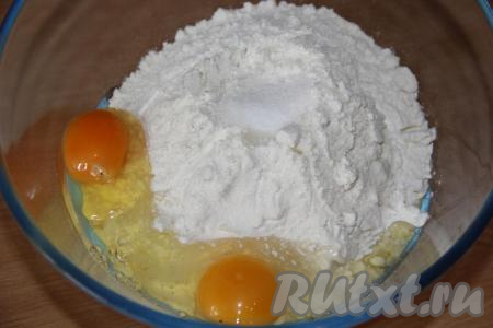 Для начала замесим тесто, для этого в миску нужно всыпать муку и соль, добавить яйца.