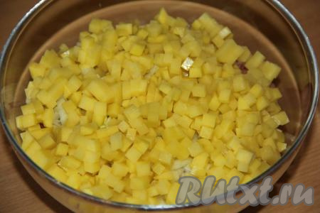 Картофель очистить и тоже нарезать достаточно&nbsp;мелко. Добавить картофель к мясу и луку.