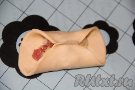 Затем соединить края кружка из теста крест на крест. 