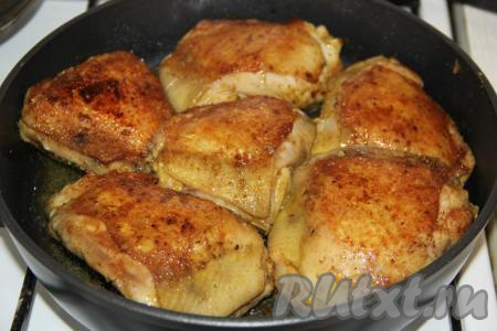 На сильном огне обжарить кусочки курицы с двух сторон до золотистого цвета.
