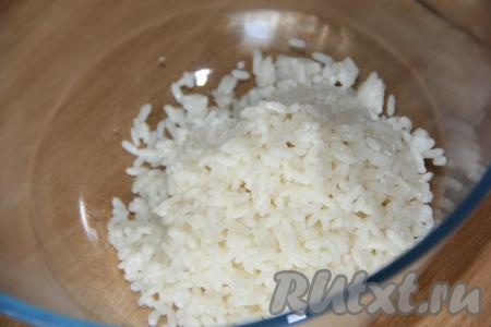 50-70 грамм сухого риса промыть в проточной воде, затем всыпать в кипящую подсоленную воду и отварить до готовности (до мягкости рисинок, на это потребуется 15-20 минут), затем промыть, дать стечь полностью воде. Для приготовления салата потребуется 100 грамм остывшего варёного риса.
